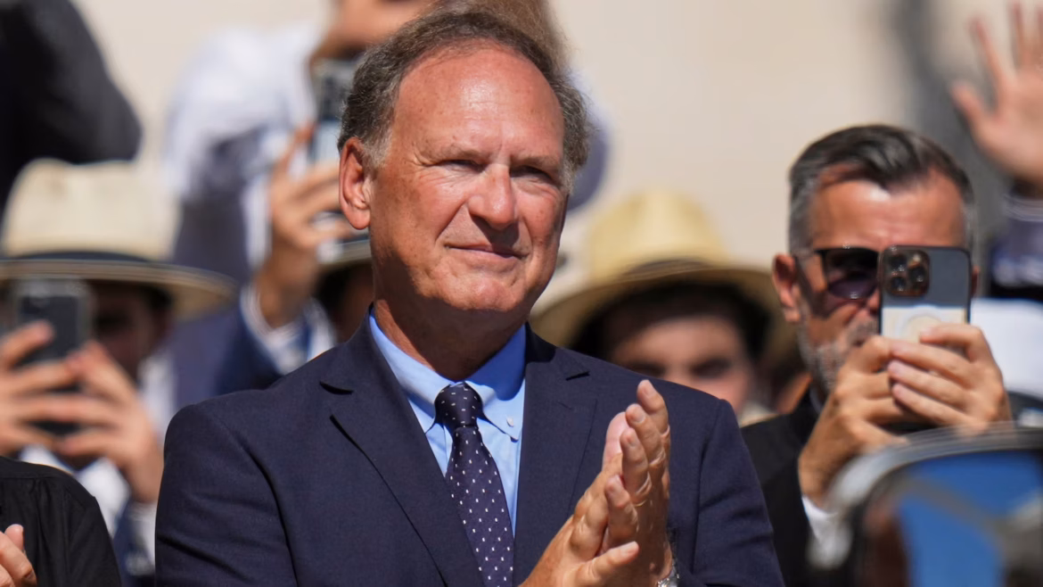 Alito steps aside in a major climate case after scrutiny over oil stock holdings